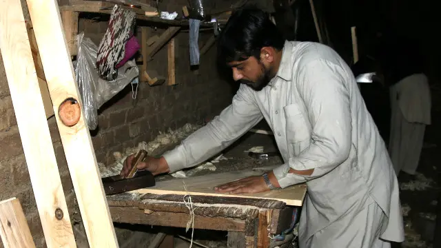 آئے دن ہونے والے حملوں نے پشاور ہی نہیں بلکہ پورے صوبے کے ہنرمندوں کی کمر توڑ دی ہے
