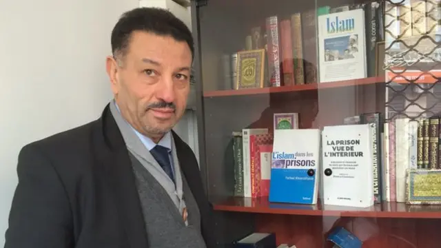 مسوم شاؤی کے 17 سال تک پیرس کے قریب ایک جیل میں امام رہ چکے ہیں۔