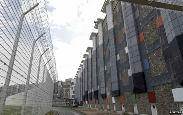 ایمدی کولبیلی کے دیگر جہادیوں سے رابطے اس وقت استوار ہوئے جب وہ یورپ کی سب سے بڑی جیل میں قید تھا