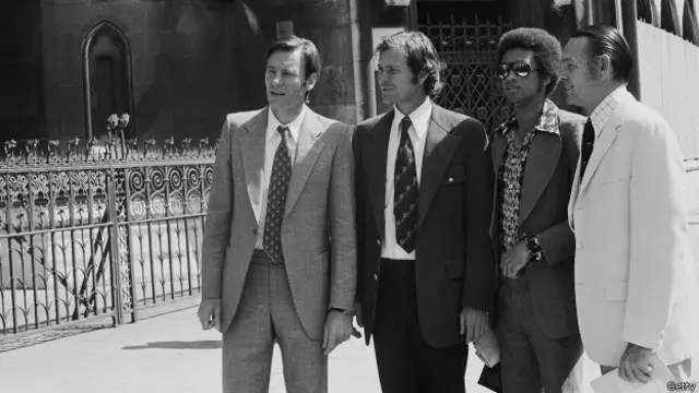 El croata Nikki Pilic (a la izquierda) junto a los jugadores Cliff Drysdale, Arthur Ashe y Jack Kramer.