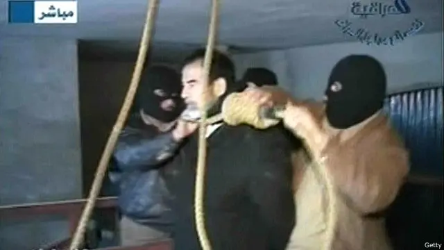 عراقي مخکې صدام حسین د شیعه ګانو او کردانو په ټولوژنې تورنه او بشرضد جرمونو تورن کړ، همدا وو چې په ۲۰۰۶ کال یې د اعدام رسۍ په غاړه کې واچول شوه، او تر ۲۰۰۷ پورې پخپل قبر کې پاتې شو.