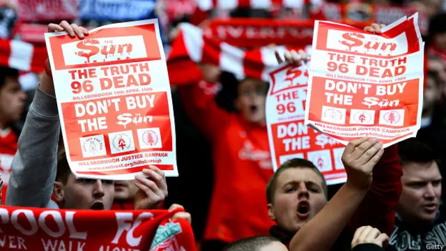 Los hinchas del Liverpool muestran pancartas en contra del diario The Sun.