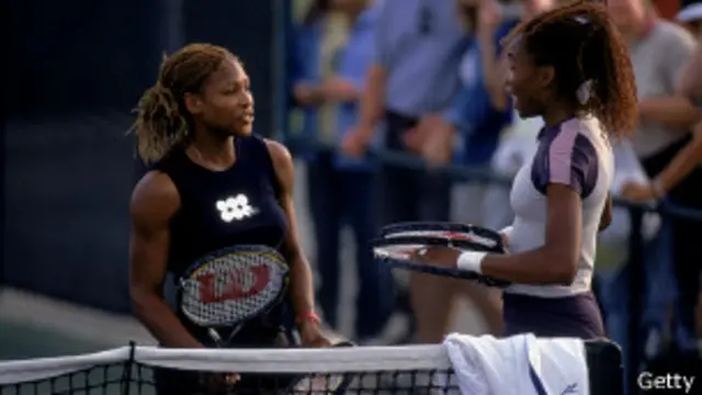 Serena y Venus Williams luego del abandono de la mayor de las hermanas del torneo.