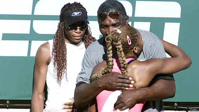 El abrazo familiar tras el triunfo de Serena Williams, quien abrazó a su padre, Richard, ante la mirada de Venus.
