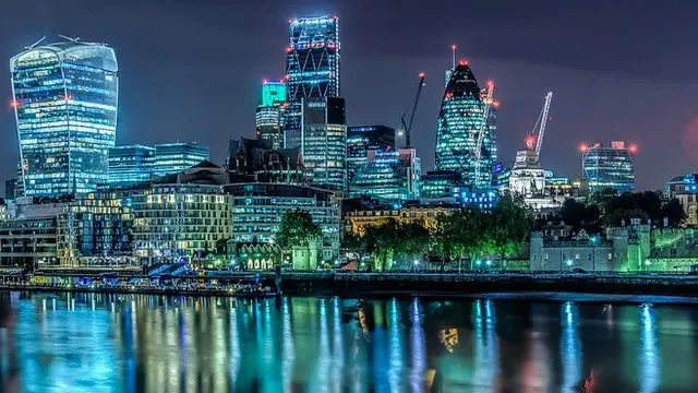 “对讲机、淹黄瓜、奶酪擦子玻璃碴”,一个接一个的钢筋玻璃摩天楼捅破伦敦天际。