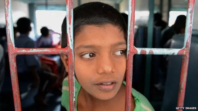 بھارت میں غربت اور تعلیم کی کمی کے نتیجے میں متعدد بچوں کو کام کرنے پر مجبور کر دیا جاتا ہے