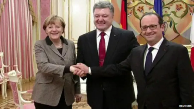 默克尔（左）、奥朗德（右）周四（２月５日）与乌克兰总统波罗申科会谈