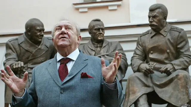 Скульптор Зураб Церетели и памятник "Большой тройке"