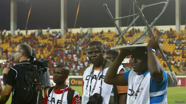 گڑبڑ پہلے ہاف کے اختتام پر شروع ہوئی جب گھانا کو دو صفر کی سبقت حاصل تھی۔