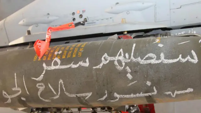 حملوں میں استعمال ہونے والے میزائلوں پر عوام نے پیغامات بھی لکھے ہیں