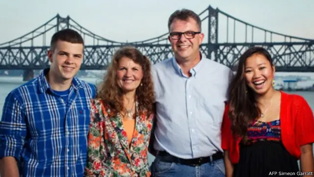 今年在中國被控竊密的加拿大公民高凱文（右二）。