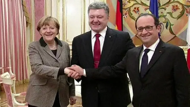 Bà Merkel (trái) và ông Hollande (phải) trong cuộc gặp với Tổng thống Ukraine Poroshenko (giữa) hôm 5/2