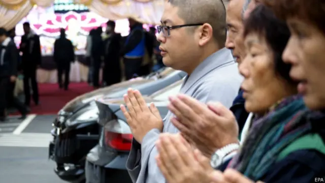 这10名失踪者包括了台湾籍及中国籍旅客,遇难及失踪的陆客团家属已陆续抵达台湾,海协会已派出官员抵台协助处理善后。