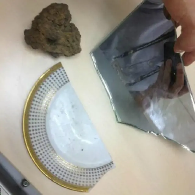 Penonton melempar piring