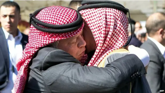 د اردن پاچا عبدالله د درناوي لپاره د وژل شوي پیلوټ له کورنۍ سره وکتل