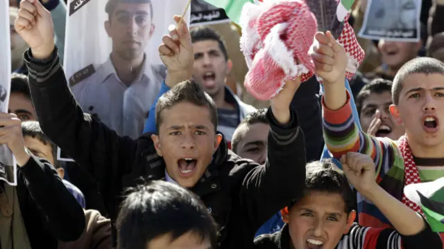 Karak'ta hükümete destek gösterileri düzenlendi.