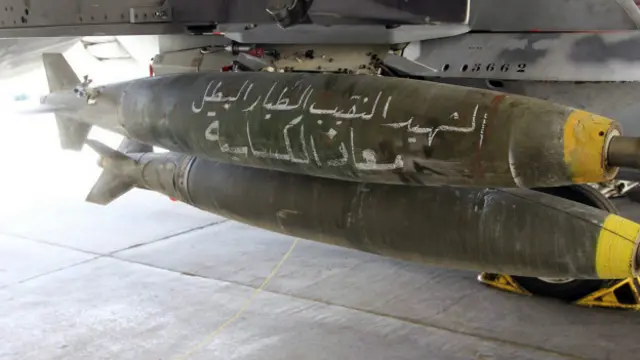 Bombaların üzerine ölen pilotun adı yazıldı.