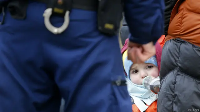 Ребенок и полицейский