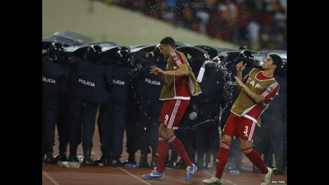 سٹیڈز سے گراؤنڈ میں موجود کھلاڑیوں پر بوتلیں پھینکی گئیں اور گھانا کے حمایتیوں نے گول پوسٹ کے پیچھے پناہ لی۔ 