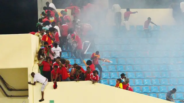 گھانا کی فٹبال ایسوسی ایشن نے ایک ٹویٹ میں کہا ’فٹ بال گراؤنڈ میدانِ جنگ بن گیا ہے۔ گھانا فٹبال ایسوسی ایشن کے صدر نے بی بی سی سے بات کرتے ہوئے کہا کہ حہ خوش قسمتی ہے کہ کسی شخص کی جان نہیں گئی۔ 