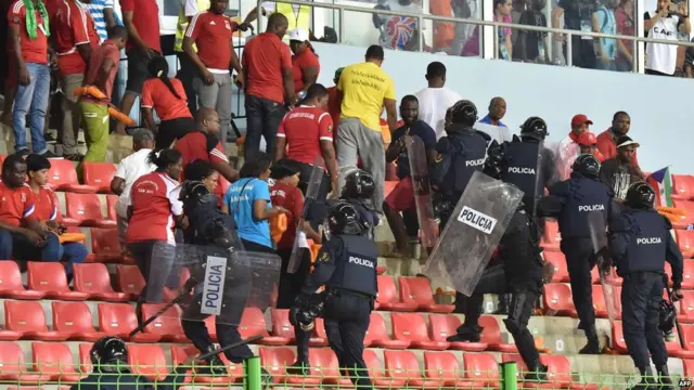 گھانا کی فٹبال ایسوسی ایشن کے صدر نے استوار گنی کے شائقین کو اس ہلڑ بازی کا ذمہ دار ٹھہرایا۔ 