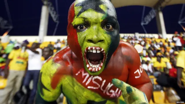 اس ہنگامہ آرائی کے باعث سٹیڈیم میں اچھا ماحول خراب ہوا جہاں لوگ اپنے چہرے اور جسم پر اپنی ٹیم کے رنگ کر کے آئے ہوئے تھے۔ 