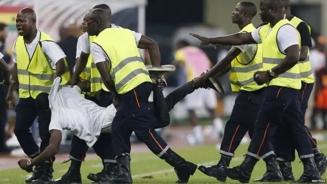 سکیورٹی کو ایک شخص کو گراؤنڈ سے باہر لے جانا پڑا جب اس نے ریفری پر حملہ کرنے کی کوشش کی۔ نومبر میں استوار گنی نے افریقی کپ آف نیشنز فٹبال ٹورنامنٹ کی میزبانی کی پیشکش کی جس پر ٹورنامنٹ کے منتظمین کو پہلے ہی سے تحفظات تھے۔ 