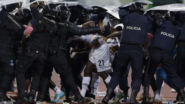 تاہم میچ کے پہلے ہاف کے اختتام پر لوگوں میں بے چینی واضح تھی اور ہاف ٹائم پر ہنگامے شروع ہو گئے۔ گھانا کے شائقین کو پولیس نے شیلڈز کے ذریعے بچایا۔ 