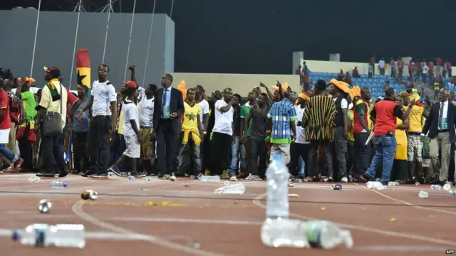 میچ کے دوسرے ہاف کے آٹھویں منٹ پر کھیل کو دوبارہ روکا گیا جب گھانا کے شائقین پر حملہ کیا گیا اور جان بچانے کے لیے وہ گراؤنڈ میں داخل ہو گئے۔ 