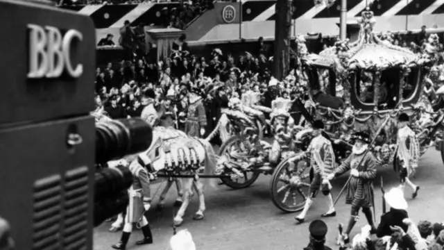 女王的加冕大典于1953年6月2日在伦敦的西敏寺举行。英国广播公司BBC首次进行了实况转播，全球数以亿计的人观看了典礼盛况。
