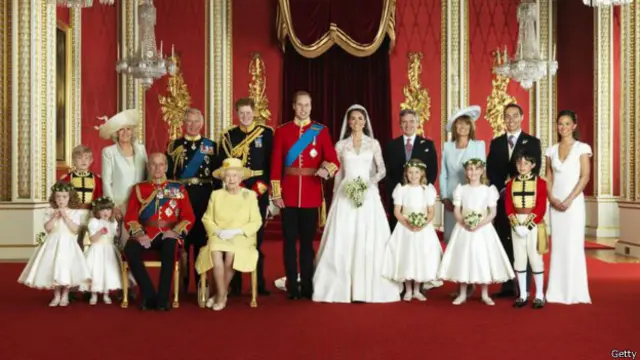 提到伊丽莎白二世，人们往往只看到一个英国女王和英联邦元首的形象。但她也是妻子、母亲、祖母和曾祖母。