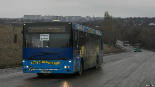 Автобуси, призначені для переселенців з Дебальцевого, неподалік від Єнакієвого