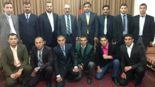 په اسلام اباد کې د افغان ملي پوځ سرتېري له افغان سفیر سره.