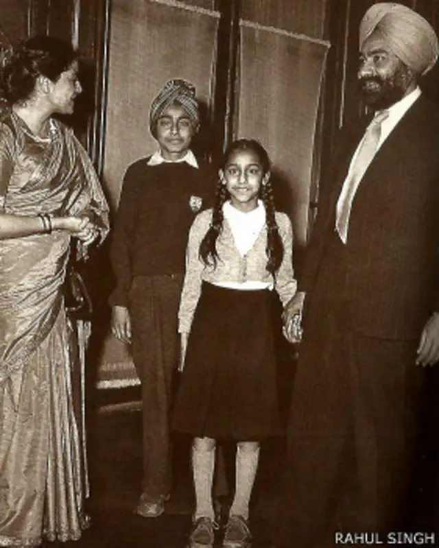 खुशवंत सिंह अपनी पत्नी कंवल और दोनों बच्चों राहुल और माला सिंह के साथ