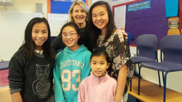 弗雷达和自己领养的四个中国女儿。