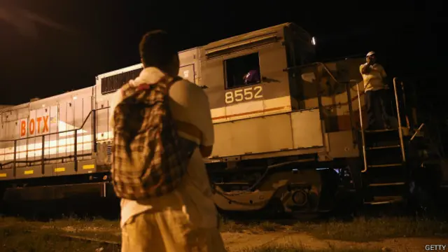 La Bestia, el tren, es el medio de transporte que muchos centroamericanos escogen para cruzar el territorio mexicano en su travesía hacia los Estados Unidos.
