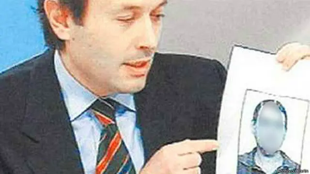 Ministro Beliz muestra foto de Antonio Stiuso