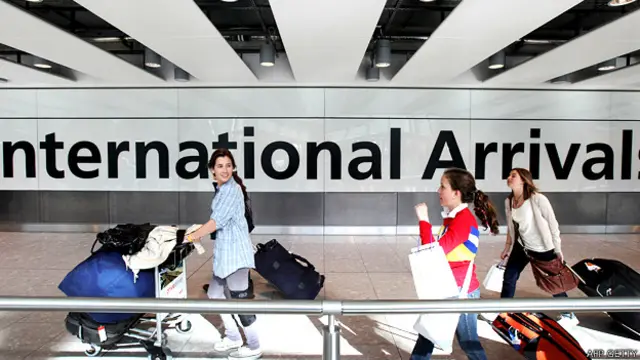 Jóvenes llegando al aeropuerto de Heathrow