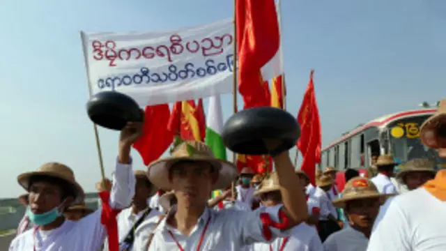 ဧရာဝတီကျောင်းသားသပိတ်စစ်ကြောင်း ညောင်တုန်းမှ ပန်းတနော်မြို့ကို ဖေဖော်ဝါရီလ ၆ရက်နေ့မှာ ရောက်ရှိလာစဉ်