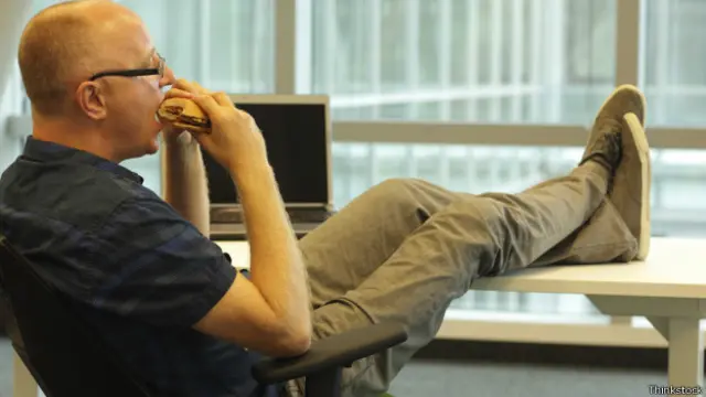 Comiendo frente a una computadora