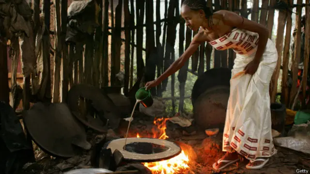 Mujer preparando alimentos