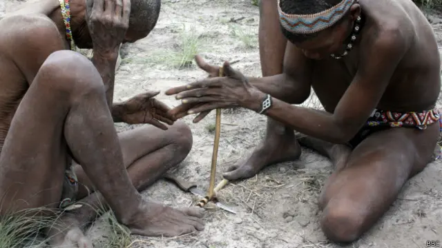 Oborígenes creando fuego