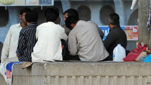 মধ্যপ্রাচ্যে কমে আসছে শ্রমিকদের আয়।