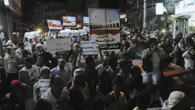 يمنيون يحتجون على سيطرة الحوثيين على مقاليد الأمور في بلادهم. 