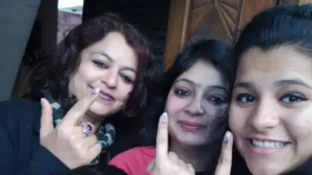 मतदाताओं का कहना है कि दिल्ली में भाजपा और आप के बीच ही सीधा मुक़ाबला है