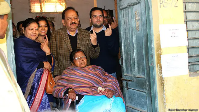 डॉ हर्षवर्धन अपने परिवार के साथ