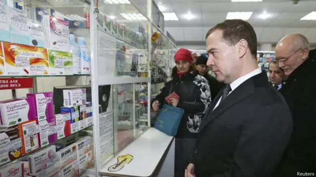 Дмитрий Медведев в аптеке