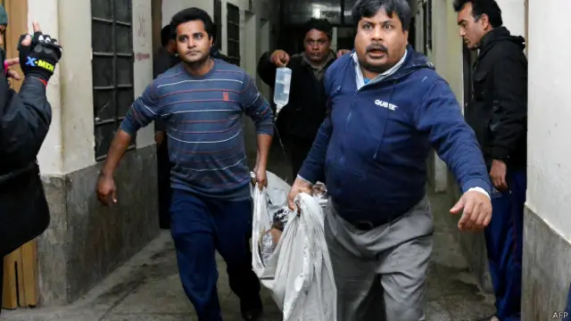 हमले में घायल व्यक्ति को अस्पताल ले जाते हुए