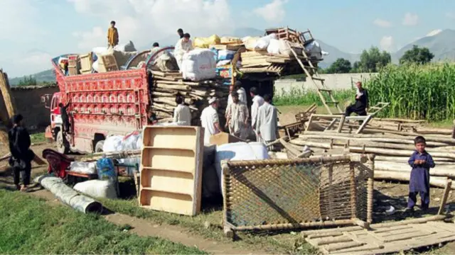 یو شمېر افغانان د "ناوړه چلند" له امله پاکستان خوشې کوي.