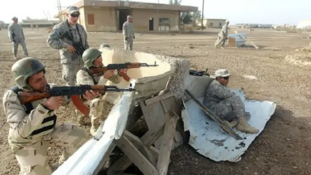 ضابط أمريكي يدرب جنودا بالجيش العراقي في إحدى التدريبات العسكرية